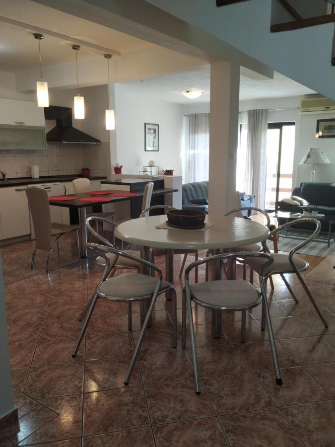 Apartmani Deleut Novi Vinodolski Buitenkant foto