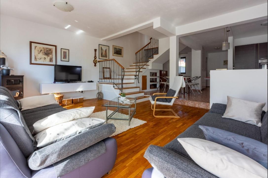 Apartmani Deleut Novi Vinodolski Buitenkant foto